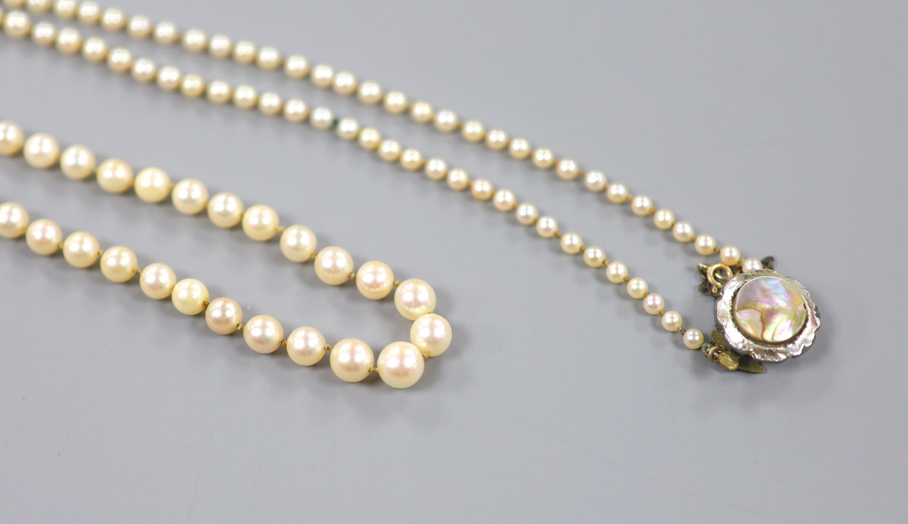 A single strand graduated cultured pearl necklace, with paur shell set clasp, 86cm.